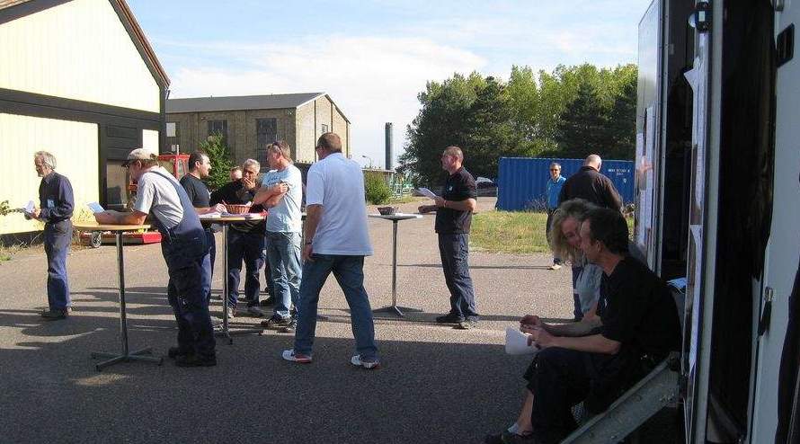 3F Kastrup kørte rundt i 3F-bussen til arbejdspladser for at fortælle om mulighederne for uddannelse.  (Foto: 3F Kastrup)