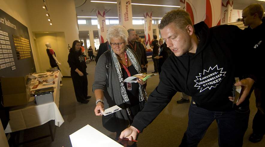 Sortklædte unge fra 3F Ungdom mødte mandag morgen de delegerede med kuglepen og postkort med budskabet "Erhvervsuddannelser stinker". (Foto: Harry Nielsen)