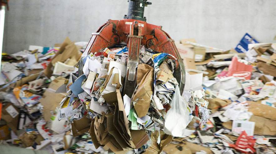 Hver dansker smider i snit 608 kilo affald ud om året. Det gælder alt lige fra madrester, elektronik, tøj og emballage. (Foto: Colourbox)