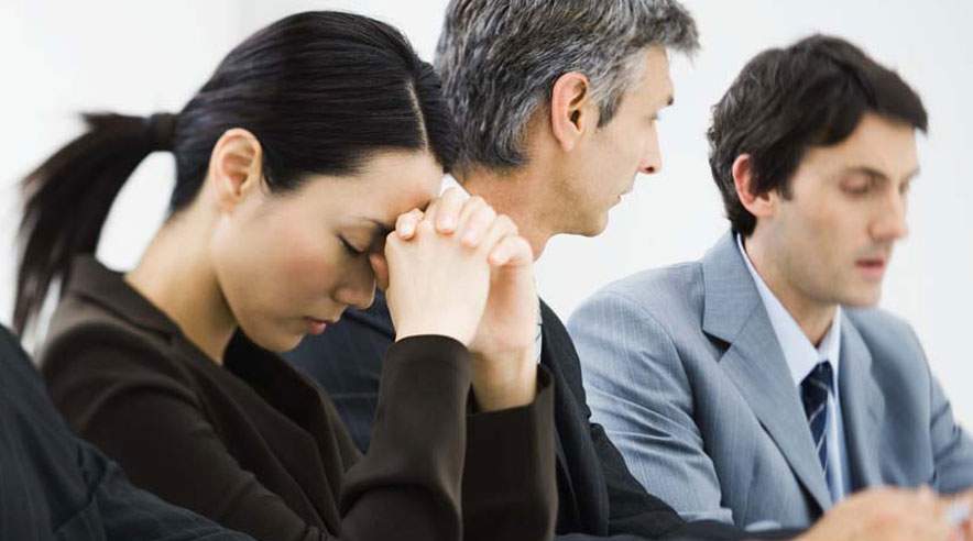 Det kan være svært at vide, hvordan man bedst hjælper en kollega i krise. (Foto: Colourbox)