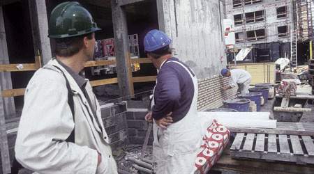 Et krav om obligatorisk arbejdsmiljøuddannelse for at kunne arbejde på en byggeplads afvises ikke af arbejdsgiverne i Dansk Byggeri. (Arkivfoto)