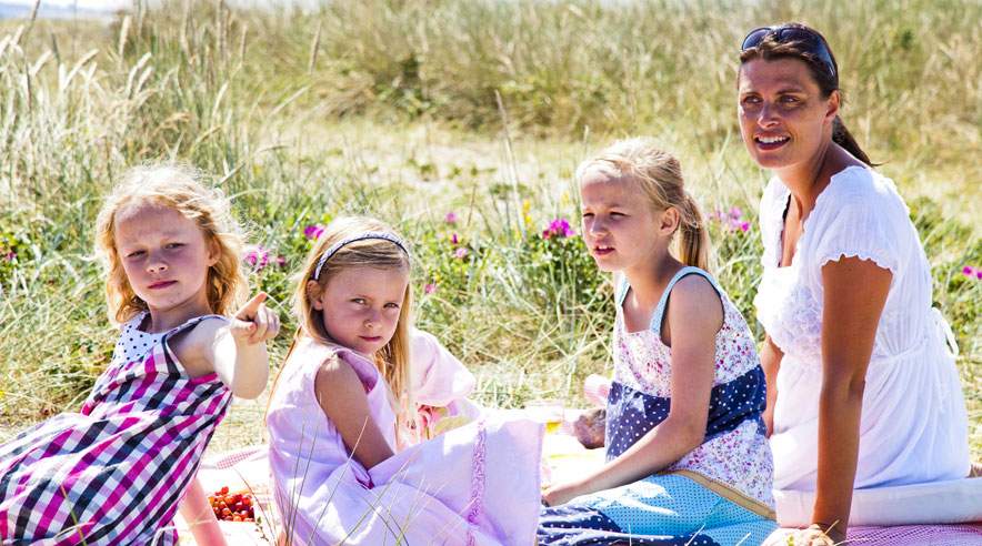 Det kan være svært at få råd til ferien som enlig forsørger. 3F's kursuscenter kan i år tilbyde 15 enlige og deres børn et tiltrængt ferieophold. (Foto: Colourbox)