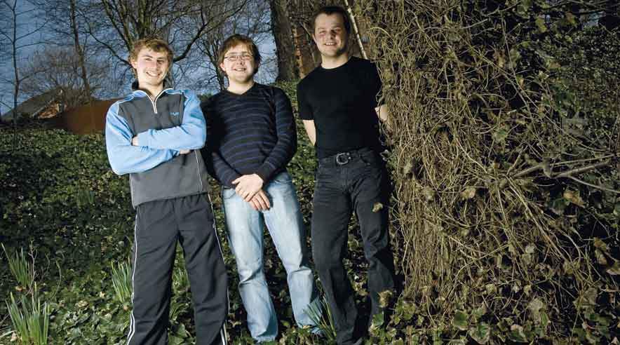 De unge ukrainske landbrugspraktikanter Mykola Birykchenko, Andrey Ishcky og Ivan Palchey havde en arbejdsdag på over 18 timer til en timeløn på 32 kroner. Socialdemokraterne kræver nu, at integrationsministeren skrider ind over for landbrugets udnyttelse af udenlandske praktikanter. (Foto: Palle Peter Skov.)