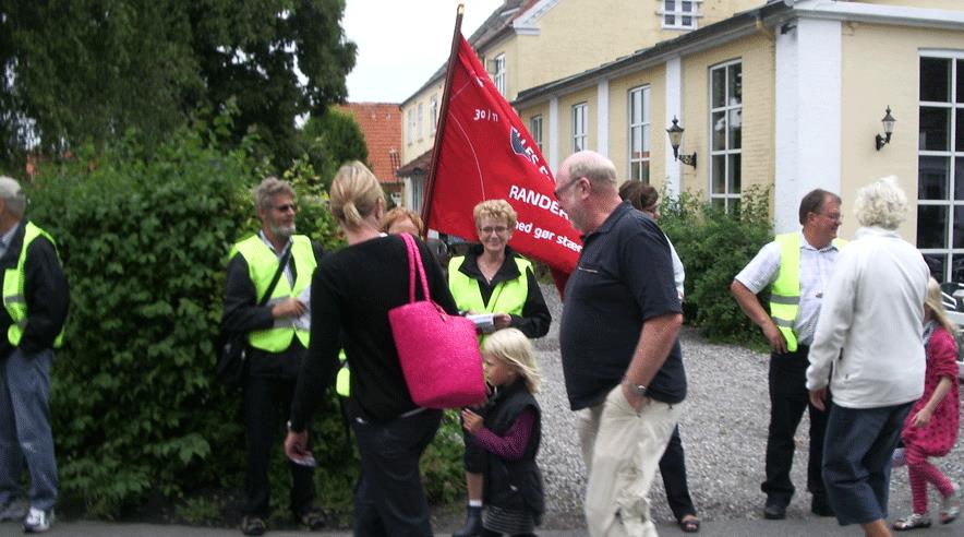 Ud over at stå foran hotellet var 3F på havnen for at uddele løbesedler og snakke med folk.  (Foto: Erik Sandager)