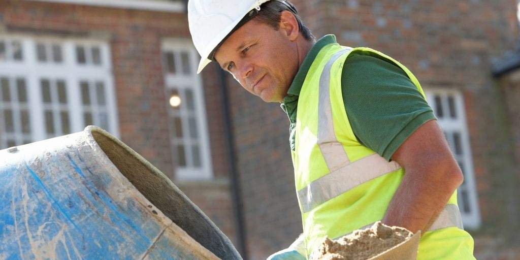 Lønnen i byggeriet kan ikke følge med prisstigningerne, viser nye tal for lønningerne i DA-området.