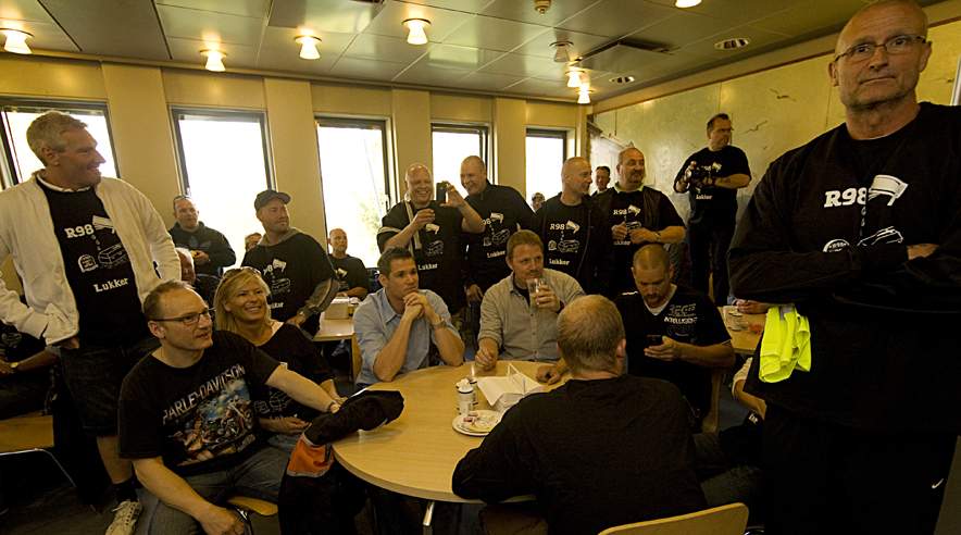 Ansatte klædt i sort sørgede over lukningen af R98