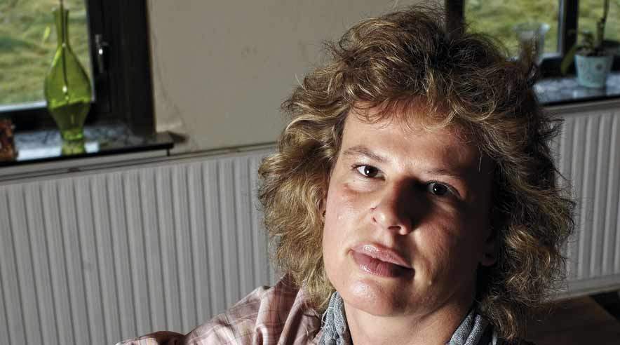  Jeg ærgrer mig meget over det, der er sket. At mobberne bliver, og jeg skulle væk. Jeg bliver jo offer to gange på den måde. Jeg står frem, fordi det skal være slut med den slags, siger Carina Brümmer. (Foto: Henrik Bjerregrav)