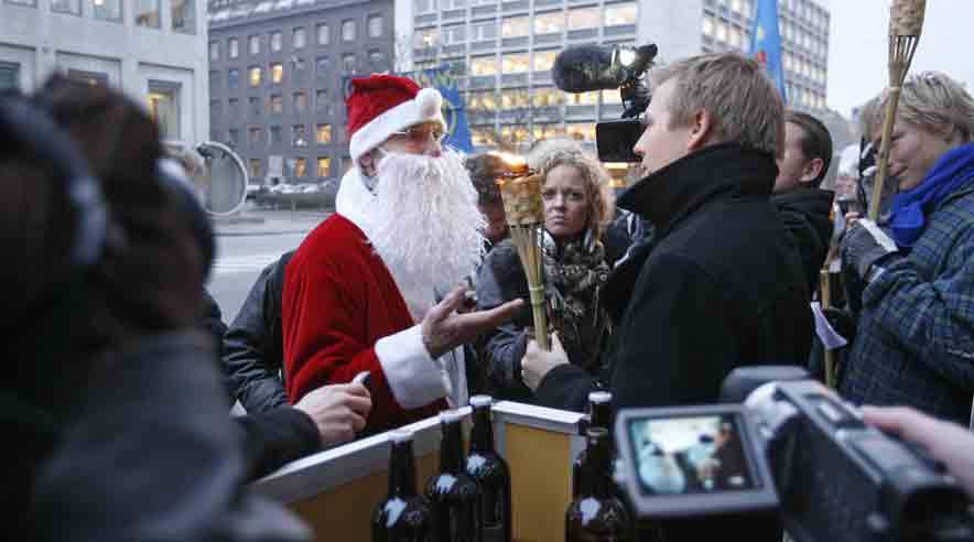 Bryghusets talsmand Mikkel Bendtsen havde en lang, intens dialog med næstformand Finn Sørensen fra 3F Industri & Service i København ved mandagens demonstration foran 3F's Forbundshus. (Foto: Harry Nielsen.)