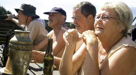  LO skønner, at den samlede effekt af forslagene på efterlønnen ville være, at cirka 30.000 personer ville miste efterlønnen de næste 10 år.
 (Arkivfoto)