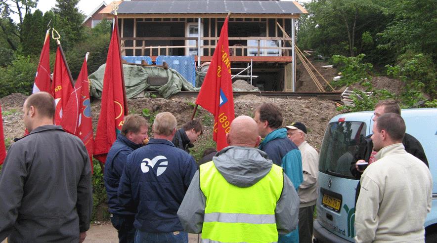 Bygherren får en smuk udsigt ud over Roskilde Fjord. Lige nu har han udsigt til bøvl og røde faner. (Privatfoto.)