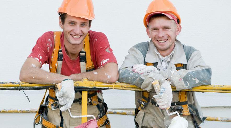 Der er både fordele og ulemper ved at være bedste venner og kollegaer. En af fordelene er, at man har større loyalitet over for hinanden på arbejdet. (Foto: Colourbox)