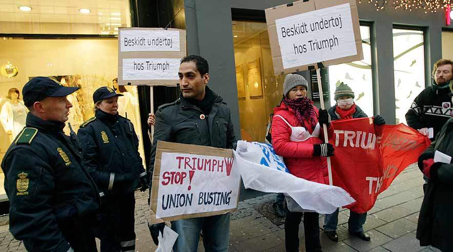 Triumph laver &#8220;beskidt&#8221; undertøj, lød budskabet fra de thailandske og filippinske fagforeningsfolk. (Foto: Harry Nielsen)