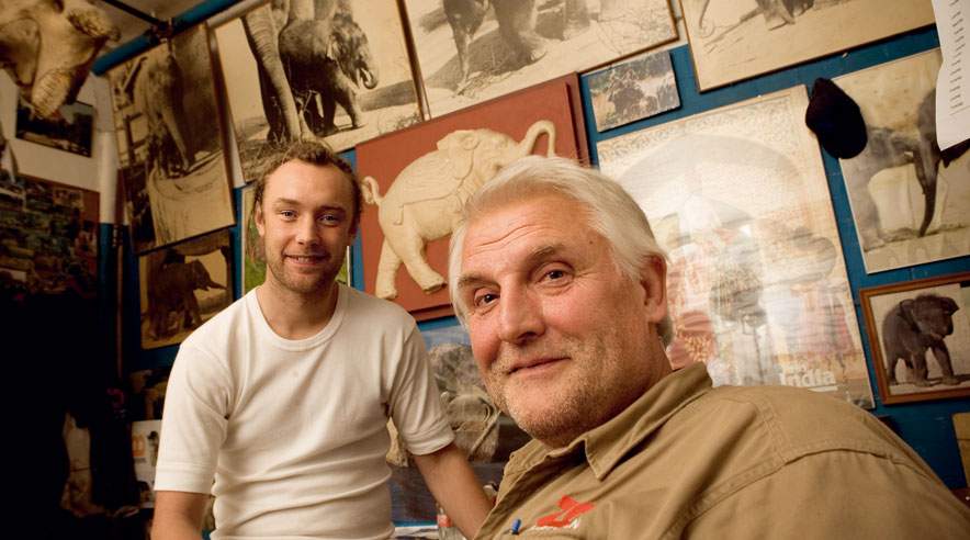 Nikolaj Kirk og John Stegmand spiste en herlig gang oksegryde mellem snabler, gummistøvler og høballer i Københavns ZOO.