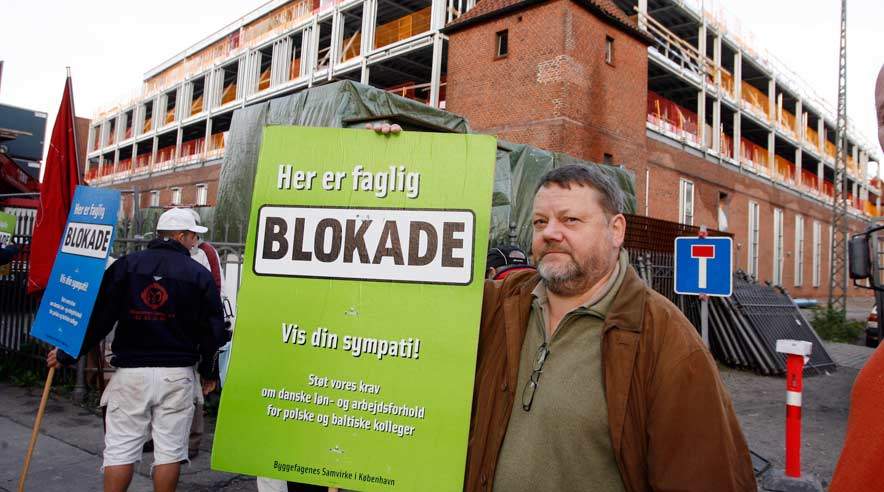 Fagforeningsmedlemmernes aktive deltagelse i blokaden af byggepladsen har givet resultat: Bygherren har fyret det polske firma, som ikke vil arbejde efter danske regler. (Foto: Harry Nielsen.)