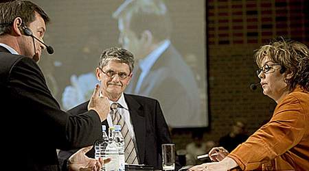 Mogens Lykketoft og Bendt Bendtsen var i direkte duel om et af valgets hovedtemaer: Globaliseringen og beskæftigelsen. De var ikke overraskende uenige om indsatsen. Til gengæld har LO nu en plan. (Niels Nyholm)