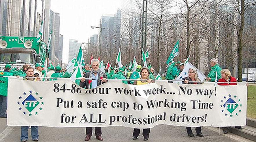 Fagligt aktive chauffører fra forskellige lande fik succes med demonstration ved EU-parlamentet. Meget tyder på at også vognmænd, der kører selv, skal arbejde trafiksikkert. (Foto: ITF)