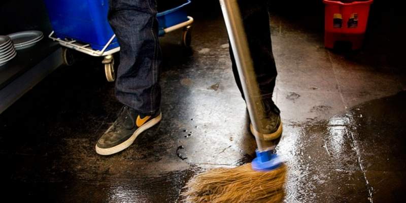 Store virksomheder som Scandic-hotellerne, Forenede Service og Lalandia har ansat østeuropæiske rengøringsfolk - men i stedet for rengøring er de ansatte blevet sendt på AMU-kurser støttet af staten. (Foto: Colourbox)