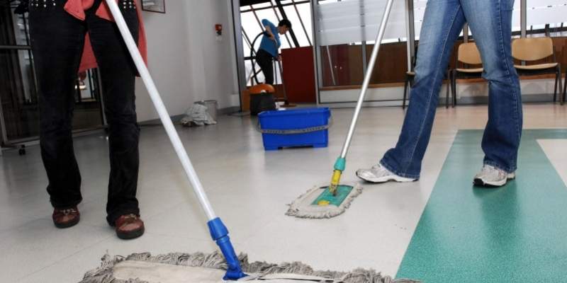 I COOP's lagerhus i Hasselager uden for Aarhus har rumænerne fra Låsby dagligt gjort rent for langt under 30 kroner i timen og tilsyneladende også sort. (Arkivfoto)