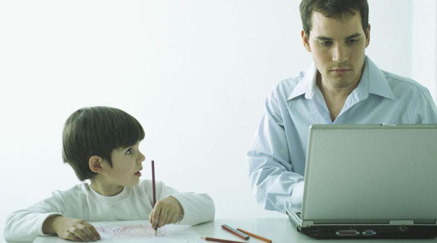 Hvis du tager dit barn med på jobbet, så husk at tage spil eller anden underholdning med, så barnet har noget at beskæftige sig med. (Foto: Colourbox)