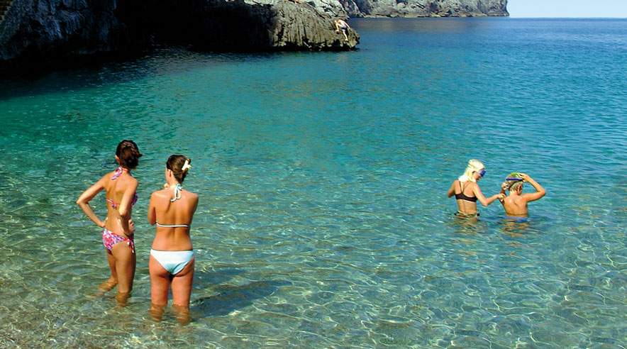 Regeringen vil bruge 450 millioner kroner fra Arbejdsmarkedets feriefond til uddannelse af unge. Pengene plejer blandt andet at gå til feriehjælp til folk uden ret mange penge.