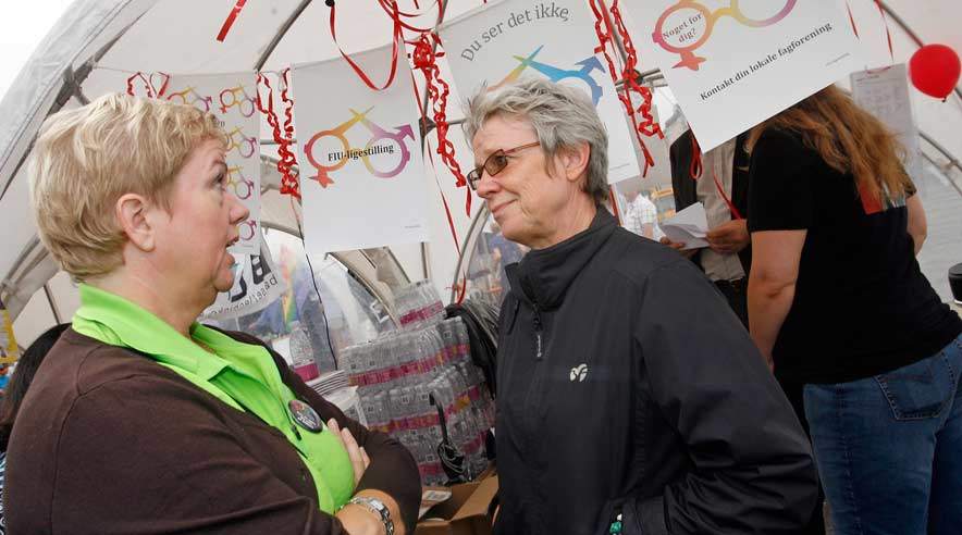 - Vi er en rigtig mobbenation. Kan man ikke lide lugten i bageriet, så må man finde et andet bageri. 

Sådan illustrerede 3F's næstformand, Jane Korzcak, situationen for homoseksuelle på mange arbejdspladser, da hun tirsdag talte på rådhuspladsen i forbindelse med Pride-festivalen. Og den puritanske holdning får nu et modspil i form af LO-netværket FIU-regnbue. (Foto: Harry Nielsen.)