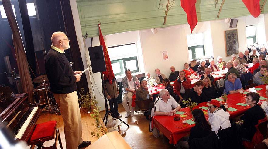Forbundsformand Poul Erik Skov Christensen talte til et 1. maj-arrangement mandag formiddag hos 3F Kbh. Lager, Post og Service på Nørrebro. Foruden opfordringen til Mærsk, berørte han blandt andet emnerne kvindehandel, uddannelse og velfærdsreformer.  (Foto: Harry Nielsen)