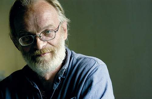 Da Robert Jensen gik fallit med sit firma, der samlede kaffekander for Bodum gik han til Egtved kommune for at få kontanthjælp. Det fik han mod at komme i aktivering. Her blev han sat til at samle kaffekander for Bodum. (Palle Peter Skov)