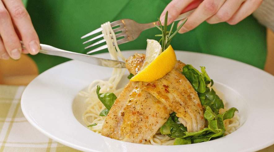 Det sunde umættede fedt fra fiske- og planteriget med til at sikre, at de lede LDL-kolesteroler får kamp til stregen. (Foto: Colourbox)