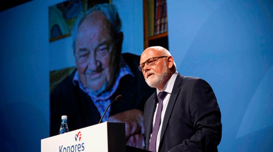 Poul Erik Skov Christensen havde en hilsen med fra 91-årige Anker Jørgensen. (Foto: Søren Zeuth)