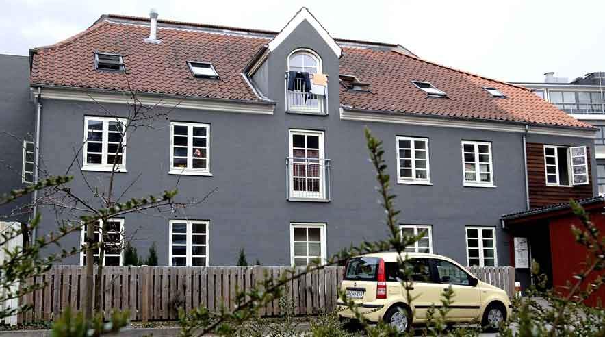 I dette hus i Buchwaldsgade 13E i Odense bor 14 polske vikarer fra Egehøj Champignon under kummerlige forhold. Til sammen betaler de 70.000 kroner om måneden i husleje til Jesper Skouv. Han er samtidig direktør for vikarbureauet JS-Consulting, som vikarerne er hyret igennem. (Foto: Rikke Madsen)