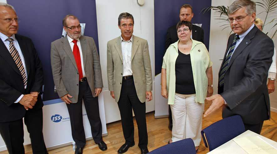 ISS' direktør Jørgen Lindegård præsenterede ISS' bud på efteruddannelese for bl.a. LO's formand  Hans Jensen, statsminister Anders Fogh Rasmussen og 3F's Lillian Knudsen. (Foto: Harry Nielsen.)