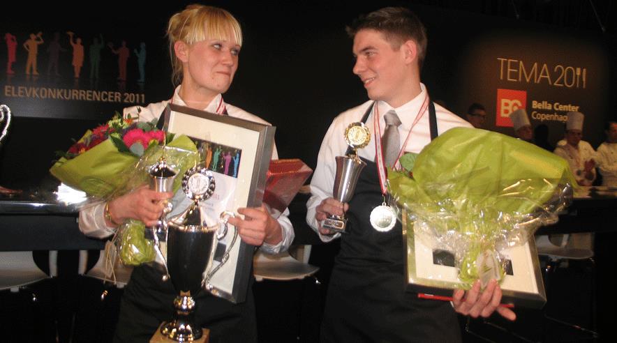 Stephanie Deleuran fra Hotel- og Restaurationsskolen i København blev landets bedste tjenerelev sammen med sin makker Tobias Mørkeberg Nilsson.