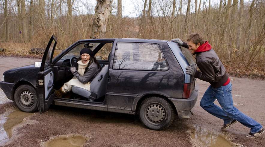 Du behøver ikke gå så vidt som til at skubbe bilen for at komme frem klimavenligt, men der er en del, du kan gøre for at hjælpe klimaet og din egen pengepung. (Foto: Colourbox)