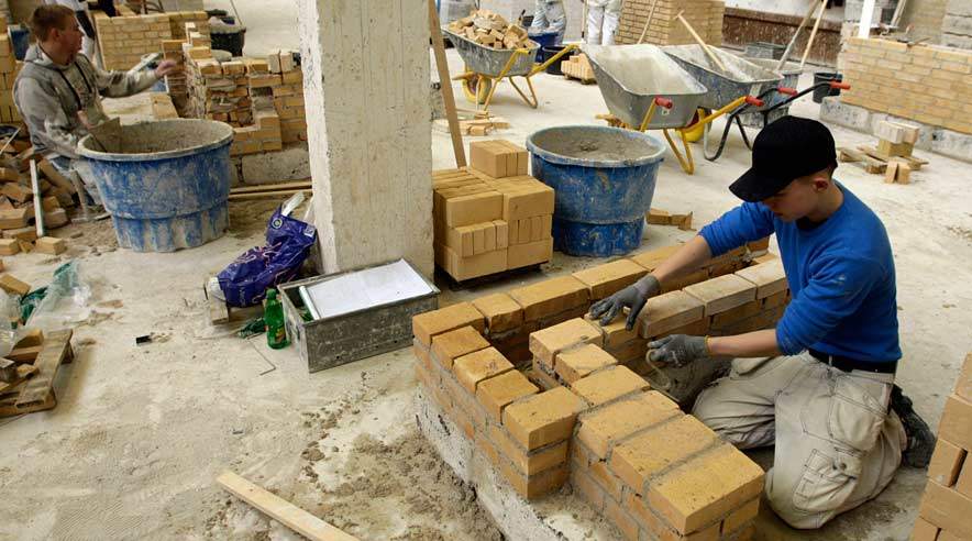 Murernes ledighed er fortsat høj. Det kan betyde, at en række nyuddannede simpelthen dropper byggebranchen, frygter afdelingsformand. Samtidig betyder krisen, at mange lærlinge er henvist til skolepraktik.