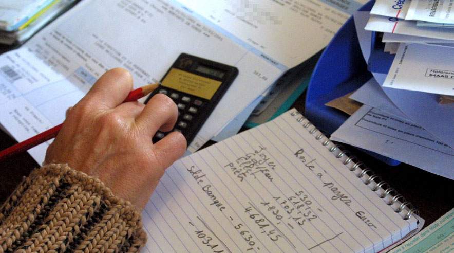 Nu er det slut med at fedte rundt med regninger og kontoudtog, når der skal lægges et budget. Du kan helt gratis få hjælp til budgettet ved at bruge programmet Smartbudget. (Foto: Colourbox)