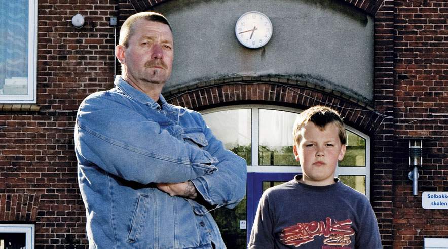 Carsten Johansen er selv ordblind. Nu må slås med skolen for specialundervisning til hans søn Magnus. ((Foto: Uffe Weng).)
