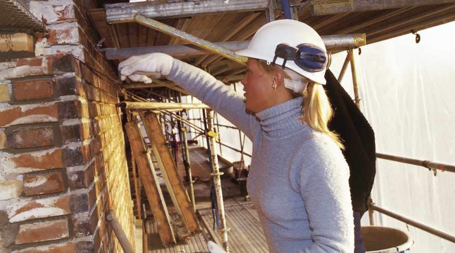 Katastrofal mangel på lærepladser i byggeriet får Århus til at stille krav. Byggefirmaer skal ansætte lærlinge for at få del i de store opgaver i byen.