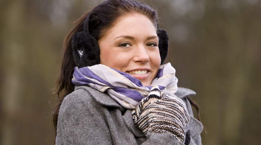 Vinterkulden har gjort comeback. Et godt råd mod kulde og blæst er at holde blæsten ude med en vindtæt jakke og ordentlige sko med tykke såler. (Foto: Colourbox)