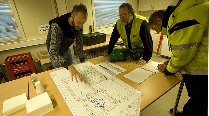 Ved Unicef's lager får Michael Rathmann (i midten) forklaret, hvor de tyskerne og ungarerne arbejder på pladsen. 