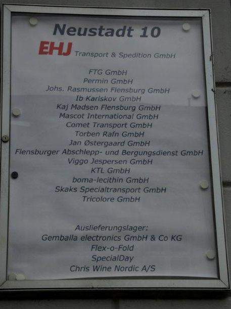 Navneskilt over vognmandsfirmaer ved adressen Neustadt 10 i Flensborg