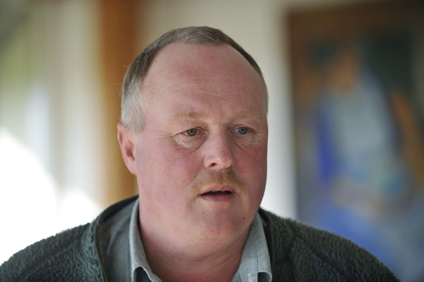 Dan Vinther, skovarbejder, Skov- og Naturstyrelsen Østsjælland.
- Der skal ske noget i år. Vi i skoven er ikke højtlønnede. Man skal kunne lide at arbejde i naturen, men man kan jo altså ikke leve af naturoplevelser. Og vi er en vigtig faggruppe. Der er folkelig opbakning til en god natur. Vi har også forventninger om at få det, man kan opnå i det private - også frynsegoder. Noget tyder på konflikt i år, men vi taler ikke om det hos os, for vi tror ikke, vi bliver udtaget.
