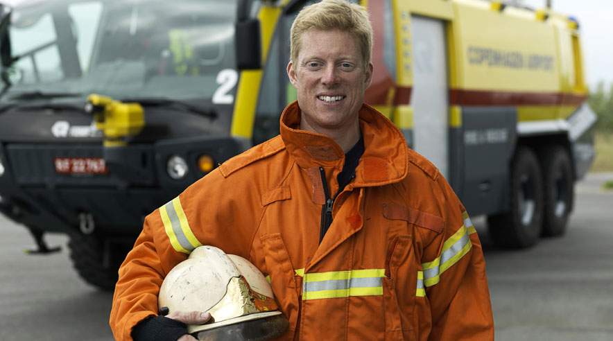 - Jeg vil gerne betale lidt ekstra for at have gode forsikringer. Det giver en større økonomisk tryghed for mig og min kone, siger Casper Skov, der arbejder som brandmand i Københavns Lufthavne. (Foto: PensionDanmark)