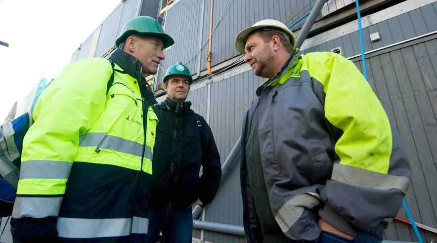 Jesper Weihe (tv) og Michael de Gier fra BJMF på besøg på DI-byggepladsen. De har nu fået dokumenteret, at Pihls datterselskab ikke har betalt efter overenskomsten.  (Foto: Harry Nielsen)