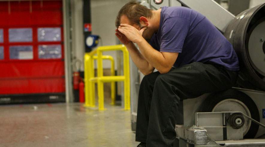 Det kan være svært at holde humøret højt, når der skal fyres på arbejdspladsen. Tal med familie og venner om din frygt for at blive fyret, så du ikke skal gå alene med de tunge tanker. (Foto: Colourbox)