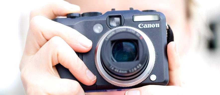 Vælg et kamera, der passer til dine behov. Overvej for eksempel om du foretrækker et lille kamera, der er nemt at tage med, eller et større kamera, der kræver en separat taske. (Foto: Colourbox)