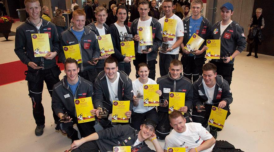 Forrest liggende: Simon Larsen, tv, og Thomas Rene Hee Schou.
Midterrækken fra venstre mod højre: Tobias Snoer Pedersen, Kent G. Madsen, Sjoukje Van der Veen, Nicolai Dilsø og Jimmi Simonsen.
Bagerst fra venstre mod højre: Tobias Skov Pedersen,Mathias Nielsen,Thor A. Peitersen, Egon Egholm Thomasen, Lars L. Andersen, Benjamin M.  Heitmann, Søren H. Henriksen og Frederik Møller Hauge. (Foto: Heidi Lundsgaard)