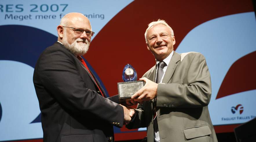 Forbundsformand Poul Erik Skov Christensen fik en statuette og mange anerkendende ord for 3F's indsats for ordblinde og læse-stavesvage af Ordblindeforeningens formand Hans-Pauli Christiansen. (Foto: Harry Nielsen.)