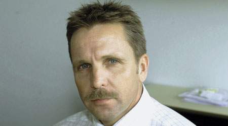 - Det er en grov, grov indblanding i den frie forhandlingsret, og regeringen skal holde fingrene væk og lade arbejdsmarkedets parter selv klare det, siger 3F's forbundssekretær <i>Per Christensen</i>.   
