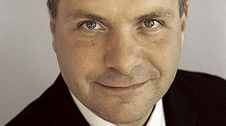 Forsvarsminister Søren Gade (V) overvejer nu at sælge sine aktier i det russiske svineprojekt. 
Ikke fordi han mener, der er noget galt i at en minister har aktier, men fordi han frygter at blive udsat for det samme pres som <i>Mariann Fischer Boel </i>fik i medierne, da hun var på tale som ny Landbrugskommissær.