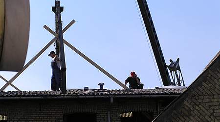 Uden sikkerhedsline, nødvendig afskærmning eller anden faldsikring arbejdede de litauiske bygningsarbejdere i otte-ti meters højde, indtil Arbejdstilsynet stoppede arbejdet. (Arkivfoto.)